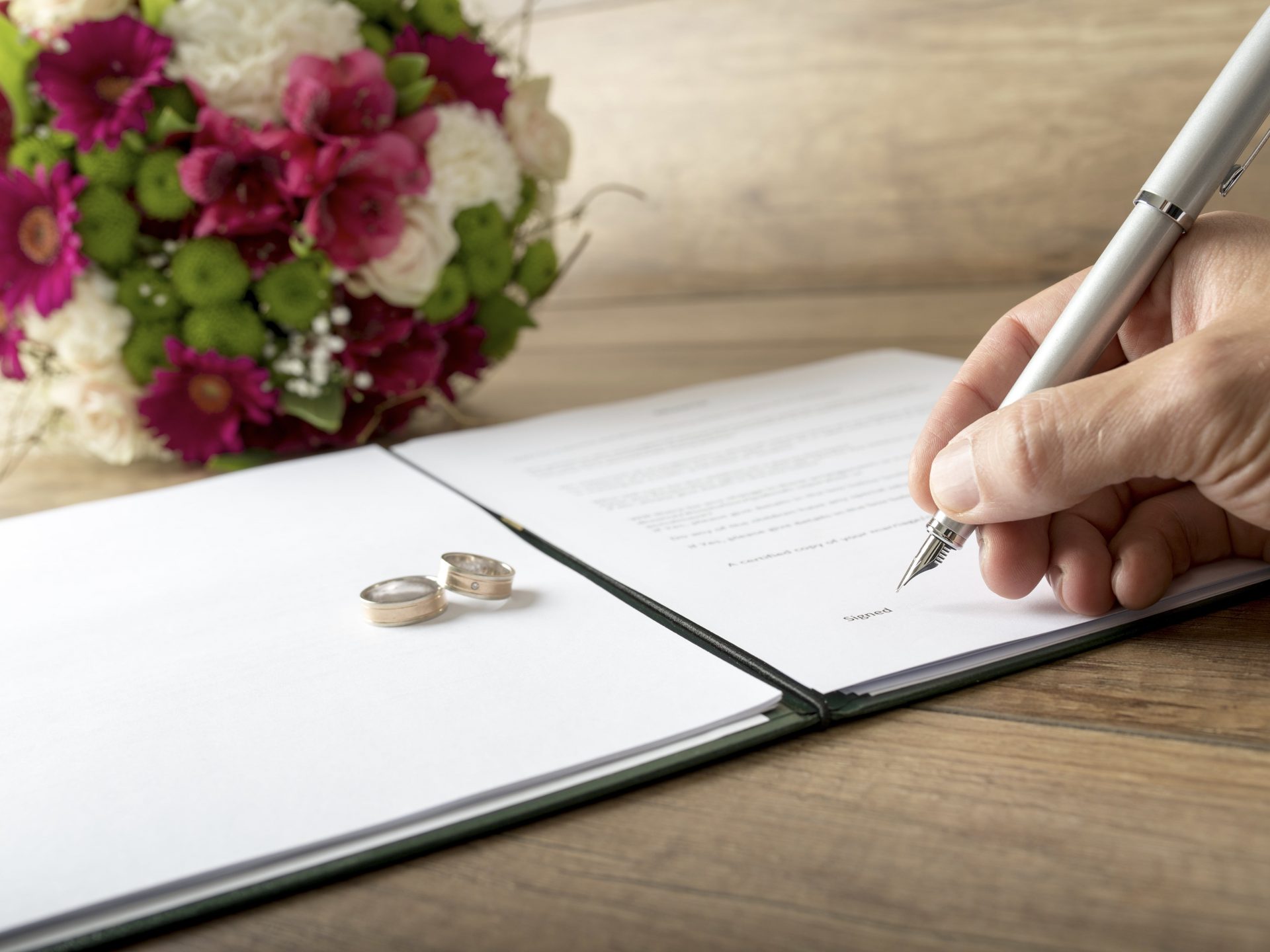 結婚指輪と誓約書