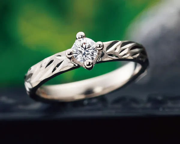 ダイヤを爪で高く留めた婚約指輪